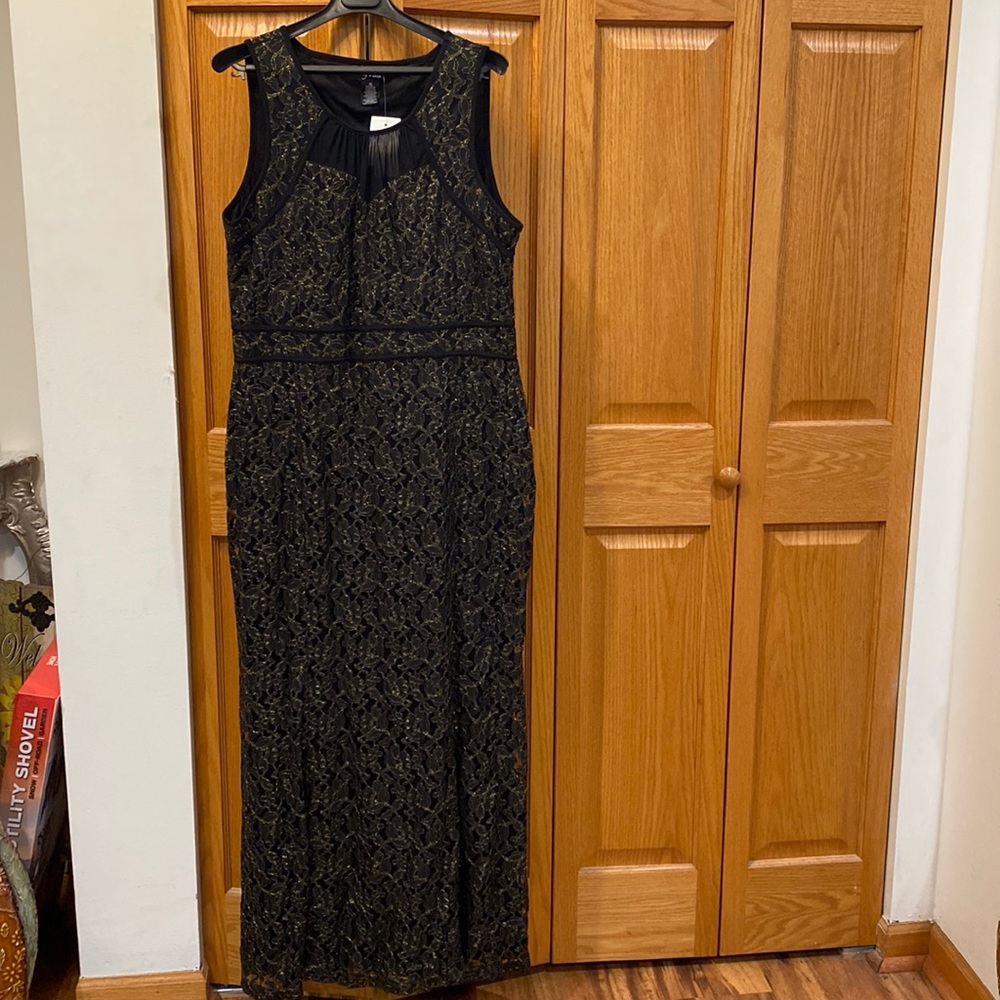 Selling a dress. Brand: Lily & Lola Size : XL Color: Black and Gold